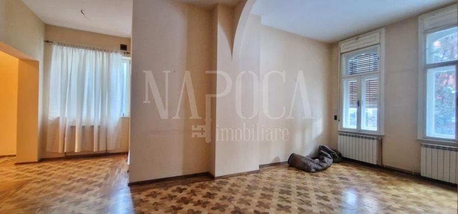 Casă individuală cu 7 camere cu Canalizare în Central