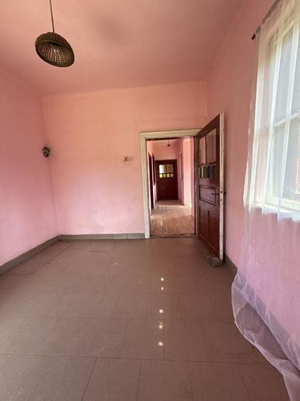 Casă cu 3 camere în Casinu Nou