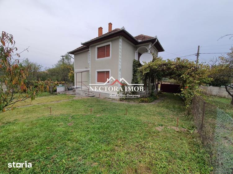 Casă cu 7 camere cu Teren 2300 Mp în Orașul Nou