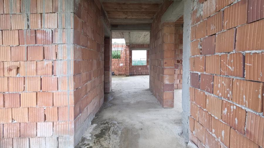 Casă individuală cu 6 camere cu Canalizare în Curtici