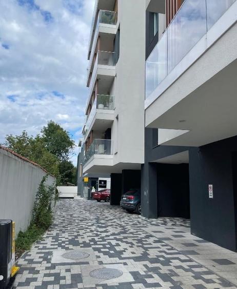Apartament cu 4 camere decomandat, mobilat în Băneasa