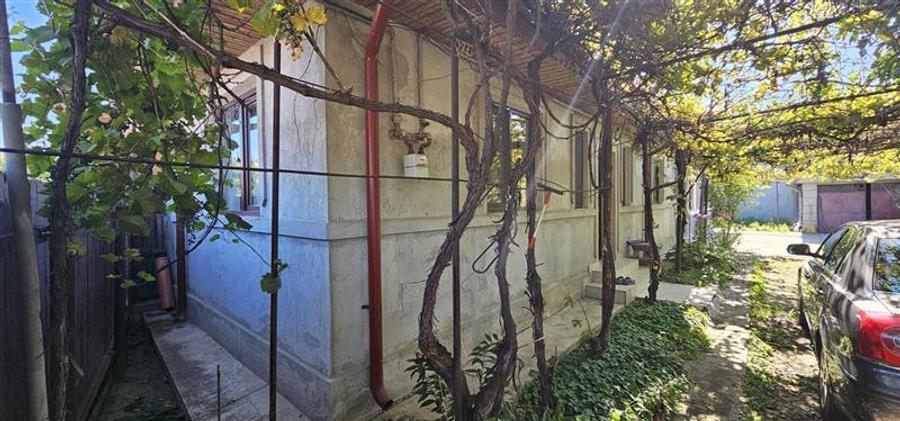 Casă individuală cu 4 camere cu Canalizare în 23 August (Cațelul)