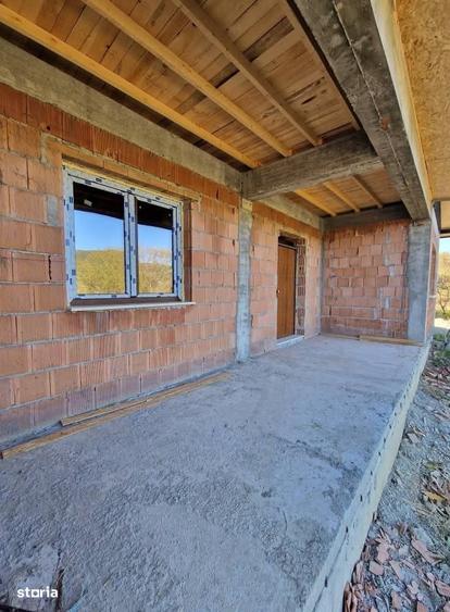 Casă cu 4 camere în Vlădești