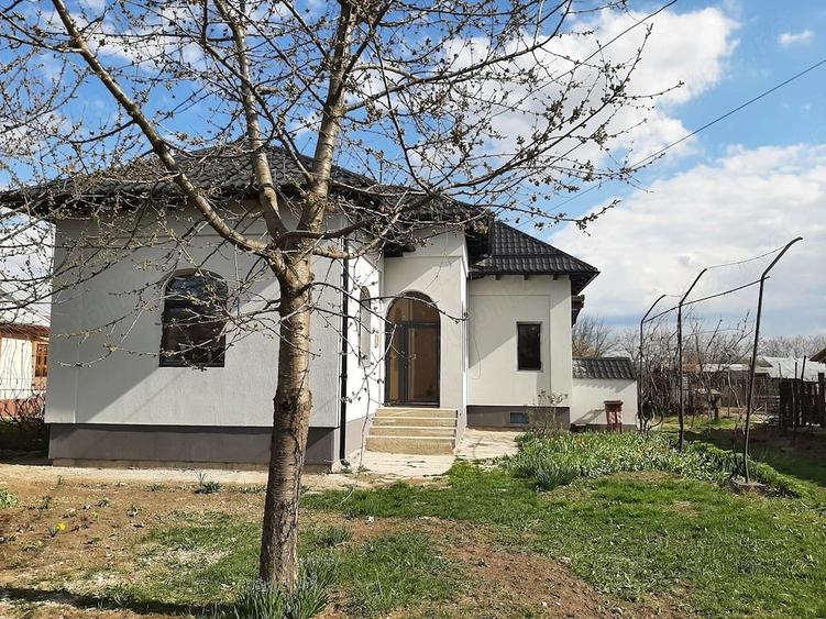 Casă cu 4 camere cu Teren 1400 Mp în Iazu