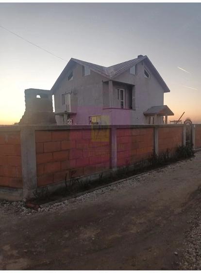 Casă cu 4 camere cu Teren 474 Mp în Vărăști
