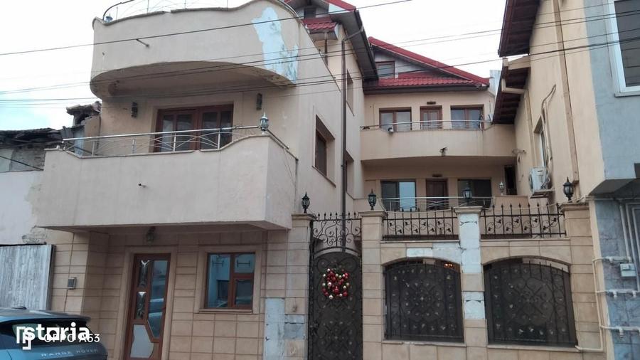Casă cu 8 camere cu Teren 200 Mp în Tomis II