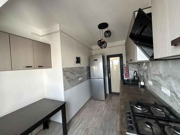 Apartament cu 4 camere decomandat în Casa de Cultură