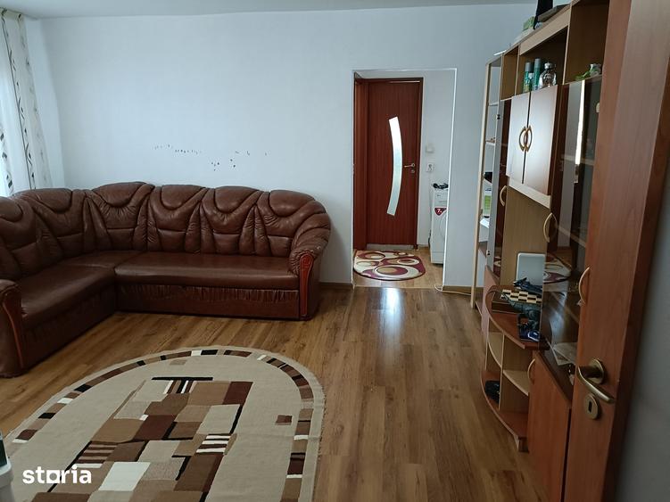 Apartament cu 3 camere semidecomandat în Exterior Vest