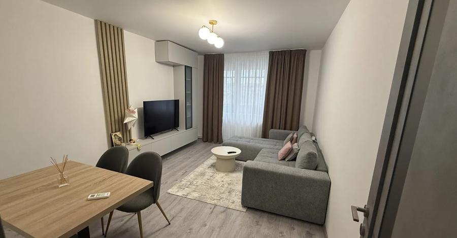 Apartament cu 3 camere decomandat, mobilat în Alexandru cel Bun
