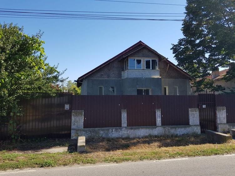 Casă cu 4 camere decomandat în Bănești