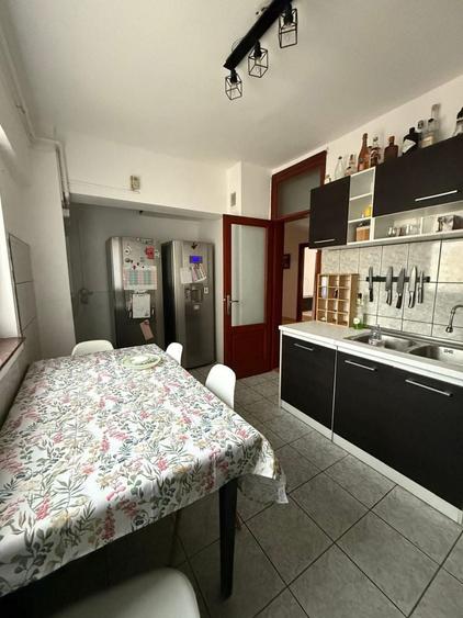 Apartament cu 4 camere decomandat în Central