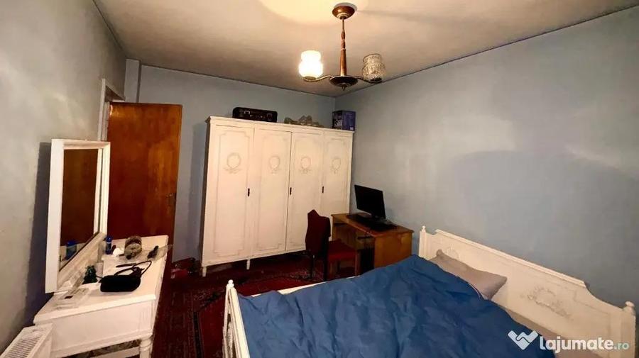 Apartament cu 4 camere decomandat în Central