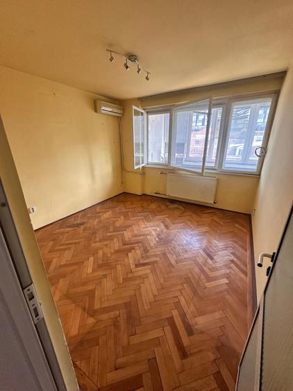 Apartament cu 2 camere semidecomandat în P-ța Victoriei