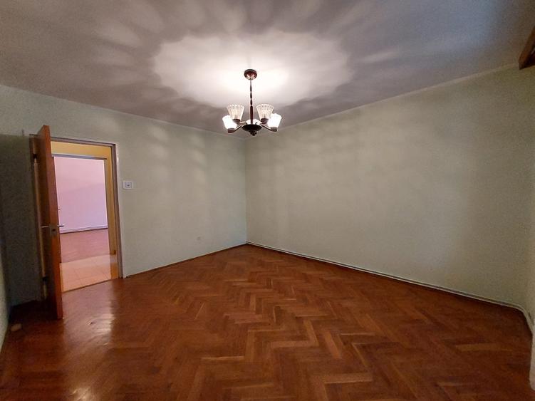 Apartament cu 3 camere decomandat în Bălcescu