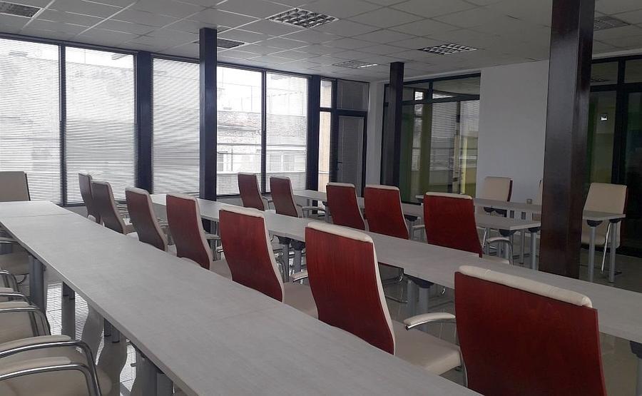 Birou, de 960 mp, în Central