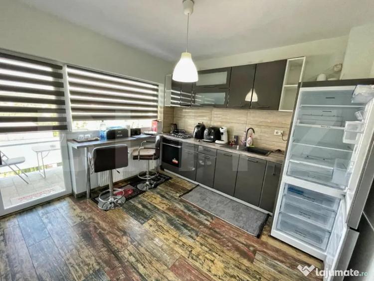 Apartament cu 3 camere semidecomandat în Plaiul Vulcanești