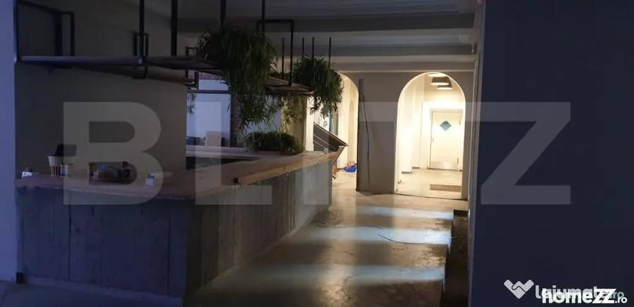 Apartament cu 7 camere decomandat în P-ța Victoriei