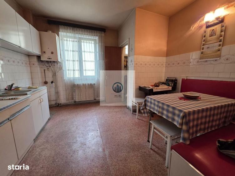 Apartament cu 4 camere decomandat în Deve