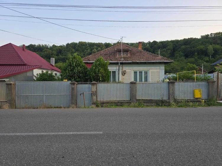 Casa batraneasca + teren de vanzare in Targu Ocna, strada Tisesti - 1