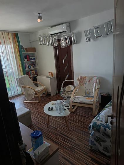Apartament cu 3 camere semidecomandat în Craiovița Nouă
