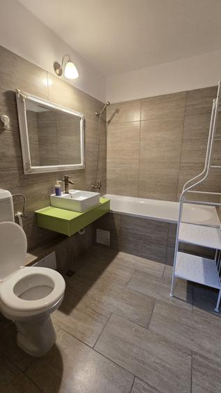 Apartament cu 4 camere semidecomandat în Tei