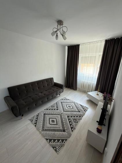 Apartament cu 2 camere decomandat în Take Ionescu