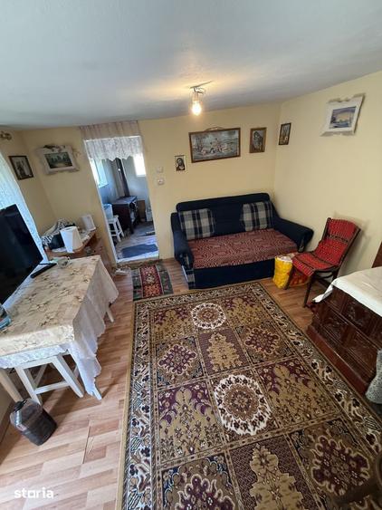 Casă cu 5 camere cu Teren 1400 Mp în Mănăstirea Cașin