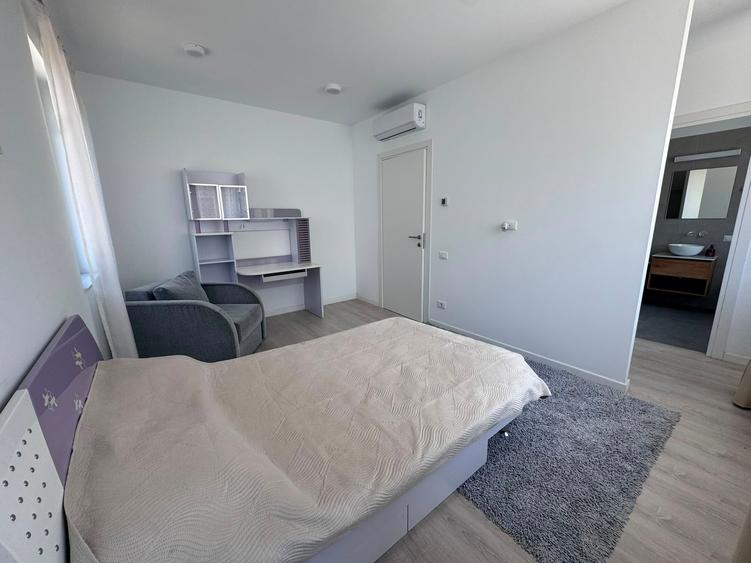 Casă cu 5 camere cu Teren 70 Mp în Pipera