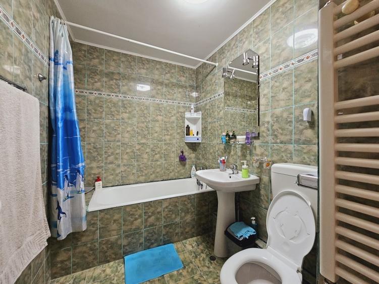 Apartament cu 3 camere semidecomandat, mobilat în Vitan Mall