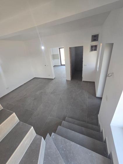 Duplex cu 4 camere cu Canalizare în Plopi