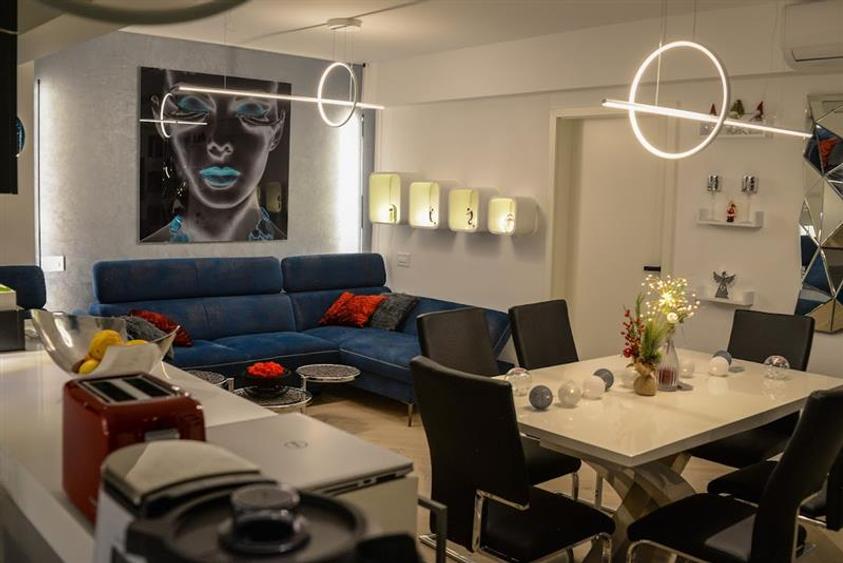 Apartament cu 3 camere semidecomandat, mobilat în Noua