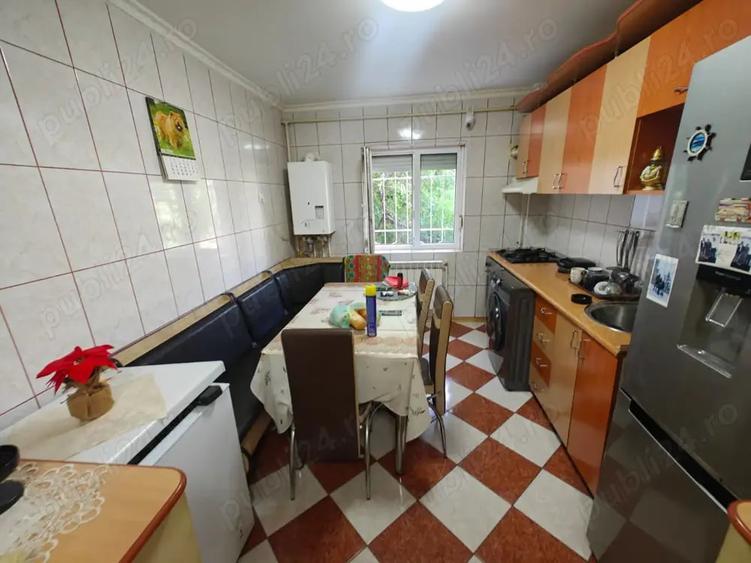 Casă cu 3 camere decomandat în Micro 14