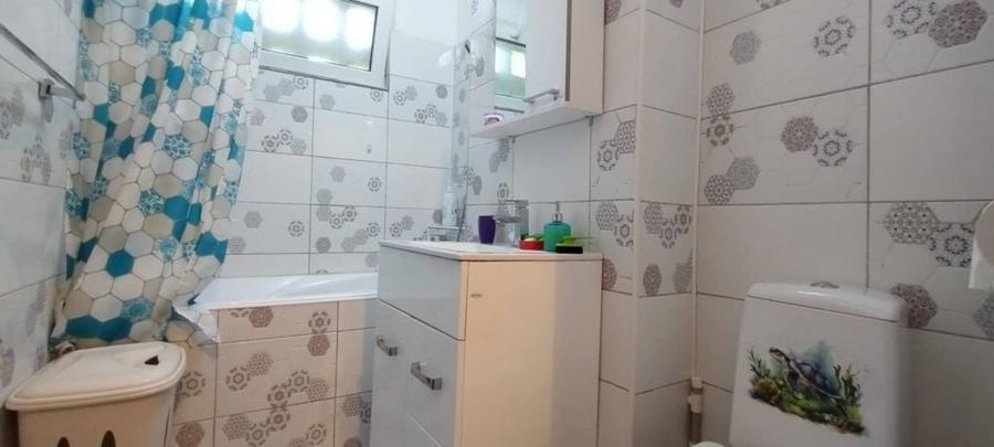 Apartament cu 3 camere semidecomandat în Berceni