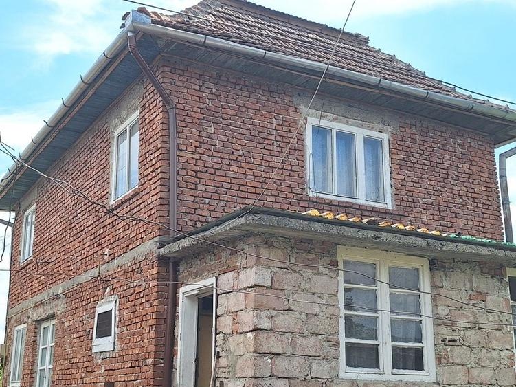 Casă cu 4 camere în Războieni-Cetate