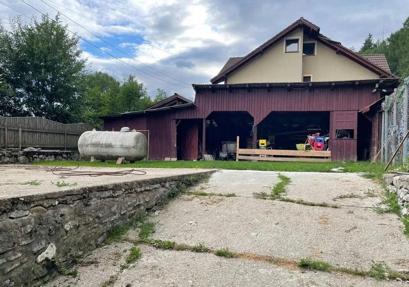 Casă individuală cu 9 camere cu Canalizare în Brădet