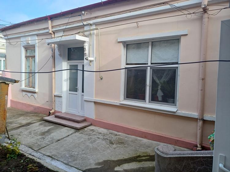 Casă cu 3 camere cu Garaj în Central