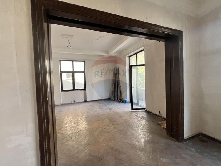 Apartament cu 3 camere semidecomandat în P-ța Romană