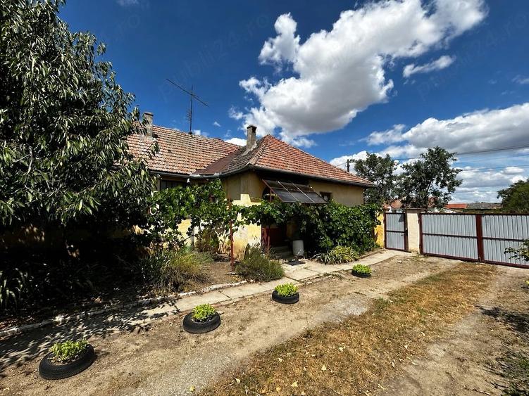 Casă cu 4 camere cu Teren 2877 Mp în Sânpetru Mare