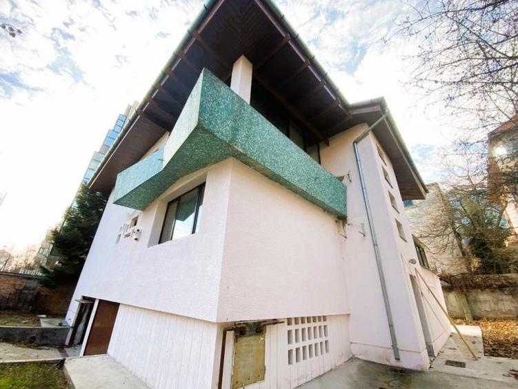 Casă cu 8 camere cu Garaj în Primăverii