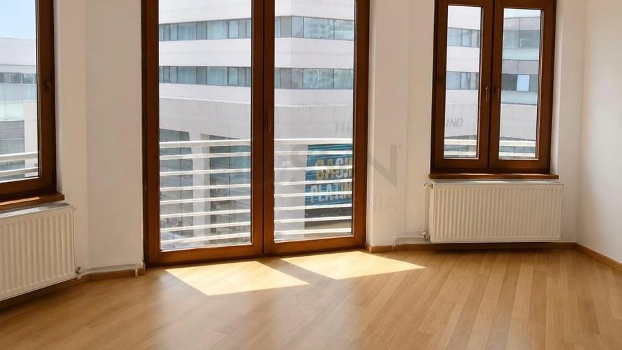 Apartament cu 5 camere semidecomandat în Calea Victoriei