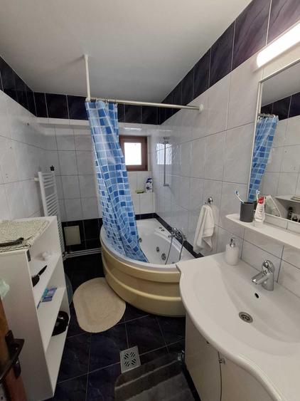 Apartament cu 3 camere decomandat în Exterior Vest