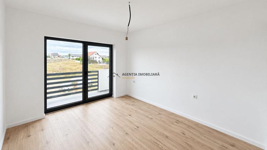 Duplex cu 4 camere cu Canalizare în Central
