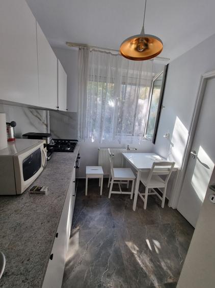 Apartament cu 3 camere semidecomandat în Cotroceni