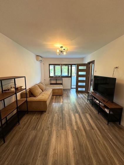 Casă cu 3 camere semidecomandat în Drumul Taberei