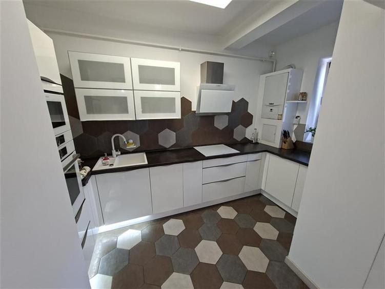 Apartament cu 3 camere semidecomandat, mobilat în Gheorgheni