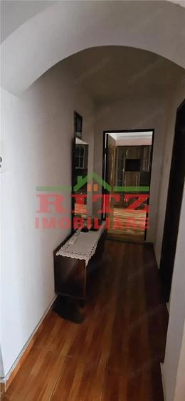 Apartament cu 3 camere semidecomandat în Central