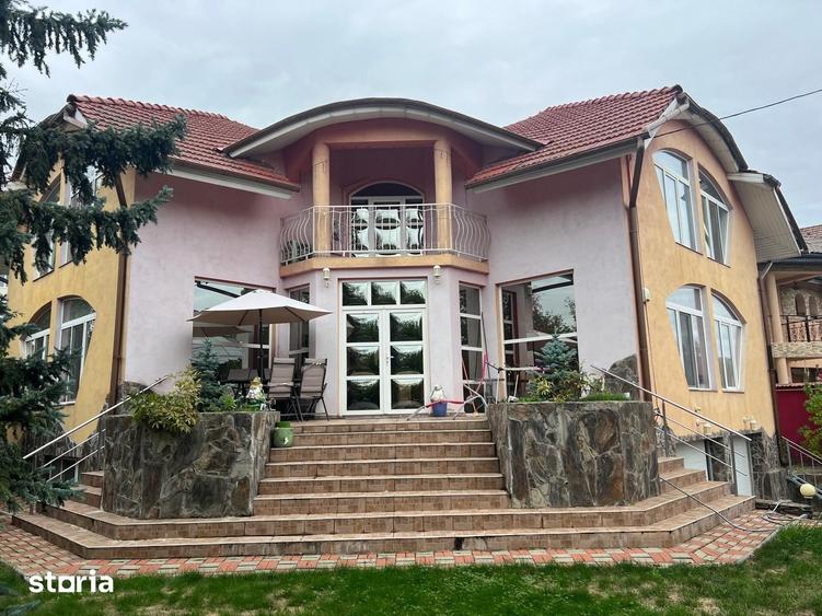 Casă cu 8 camere cu Teren 1000 Mp în Nufărul