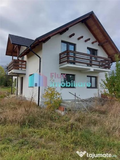Casă cu 4 camere cu Teren 8450 Mp în Central