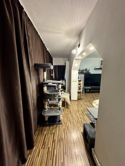 Apartament cu 4 camere decomandat în Drumul Taberei