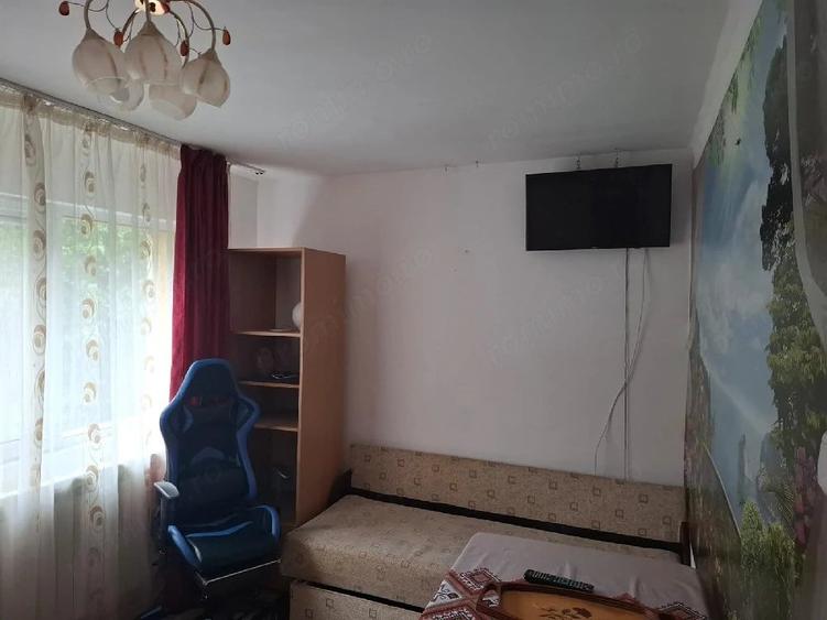 Apartament cu 3 camere semidecomandat în Podul de Piatră